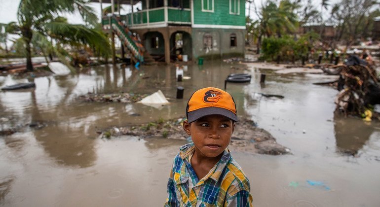 As COP27 deadline slips, UN chief urges negotiators to aim for ‘maximum ambition’ on loss and damage